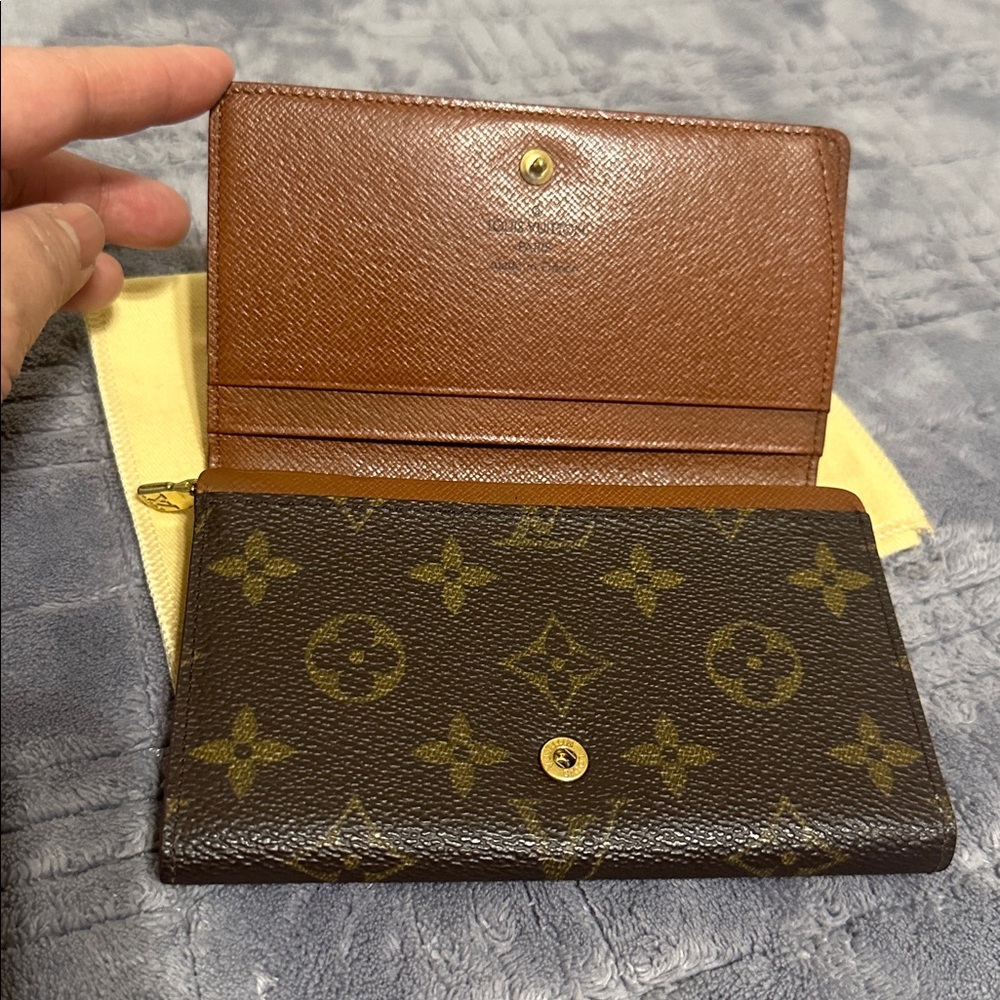 Louis Vuitton Monogram Medium Wallet - Picture 6 of 12